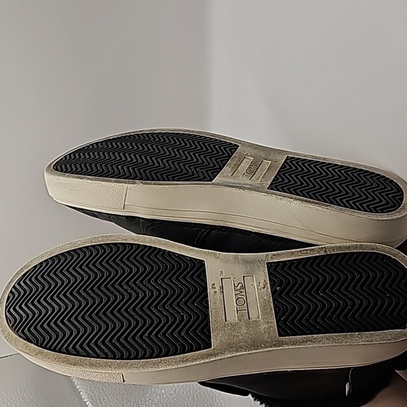 TOMS slip on sneaker/ booties faux fur trim. 7.5 womens - Picture 5 of 6